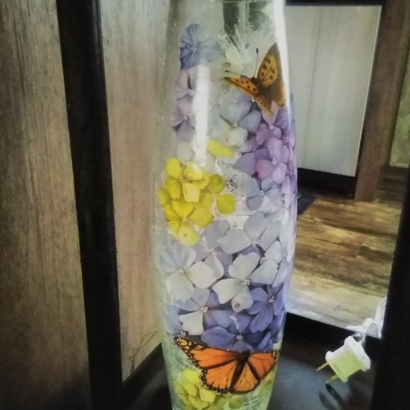 Stony Creek Hydrangea & Butterfly Light - Picture 11 of 11